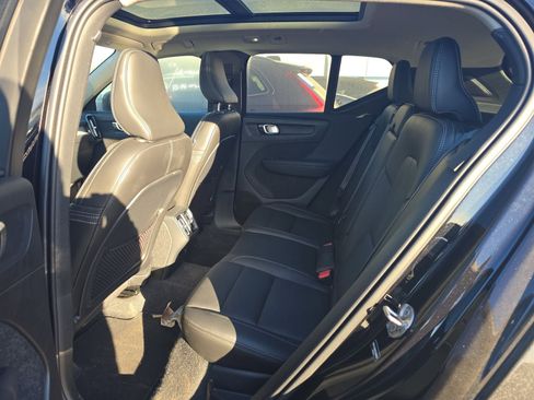 Used 2025 Volvo XC40 B5 Plus image 5