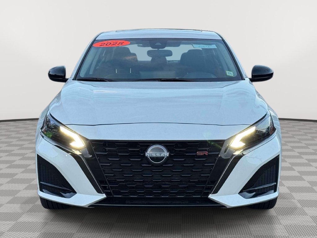 Used 2025 Nissan Altima 2.5 SR w/ SR Premium Package AWD/4WD image 3