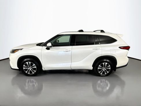 Used 2021 Toyota Highlander XLE AWD/4WD image 2