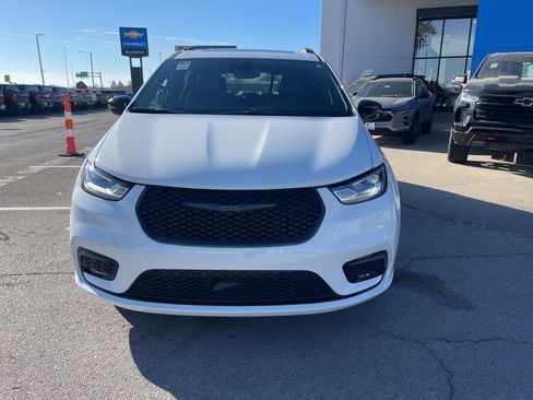 Used 2025 Chrysler Pacifica Limited image 8