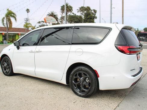 Used 2023 Chrysler Pacifica Limited w/ S Appearance Package FWD image 3