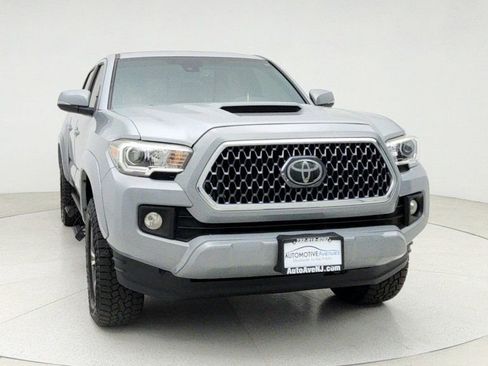 Used 2018 Toyota Tacoma TRD Sport image 2