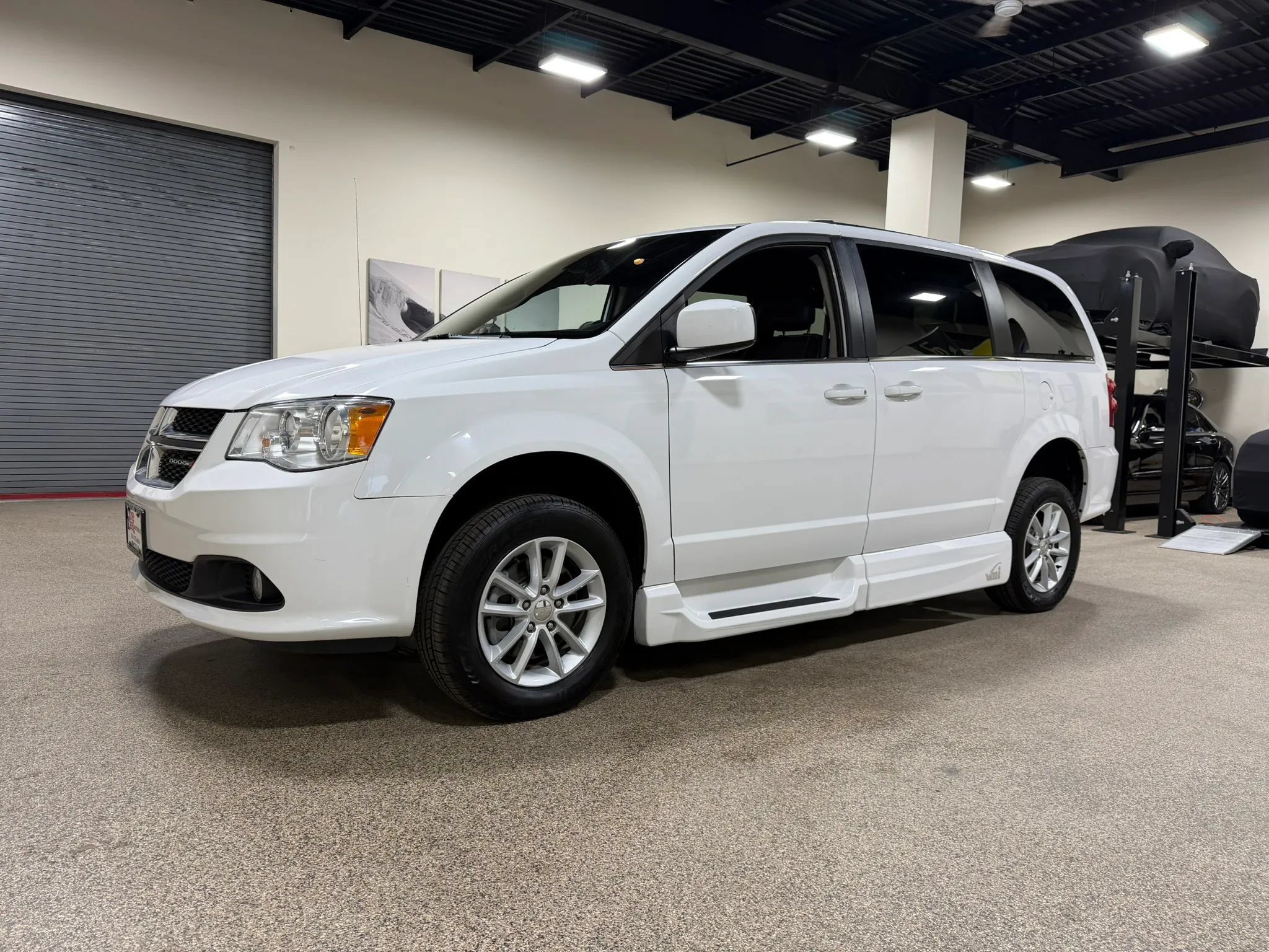 Used 2019 Dodge Grand Caravan SXT FWD image 2