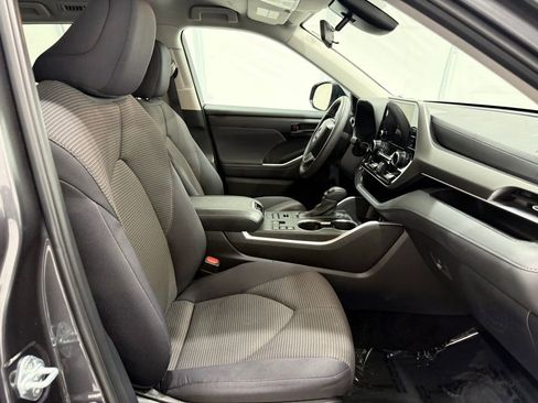 Used 2024 Toyota Highlander LE image 16