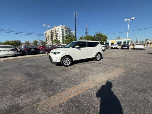 Used 2025 Kia Soul LX w/ LX Technology Package FWD image 7