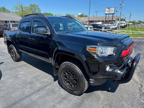 Used 2017 Toyota Tacoma TRD Off-Road AWD/4WD image 4