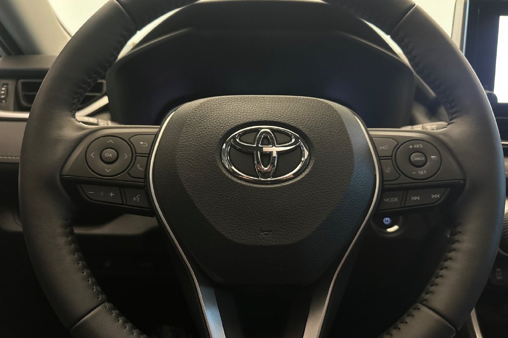 Used 2023 Toyota RAV4 XLE Premium AWD/4WD image 23