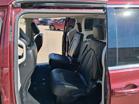 Used 2022 Chrysler Pacifica Touring-L image 14