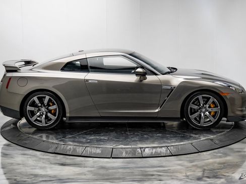 Used 2009 Nissan GT-R Premium image 21