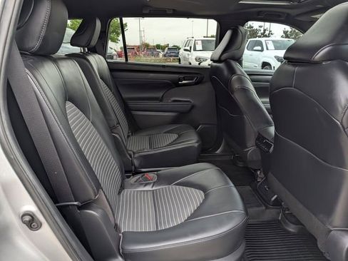 Used 2023 Toyota Highlander XSE FWD image 33