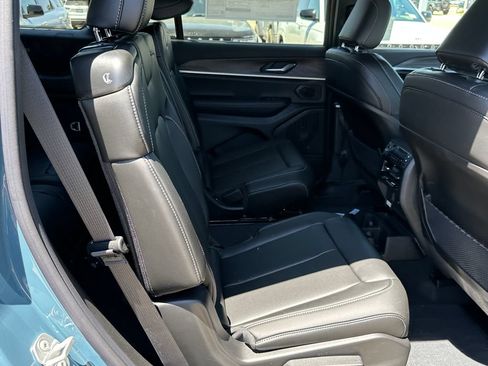 New 2026 Jeep Grand Cherokee L Limited w/ Limited Altitude Package AWD/4WD image 17