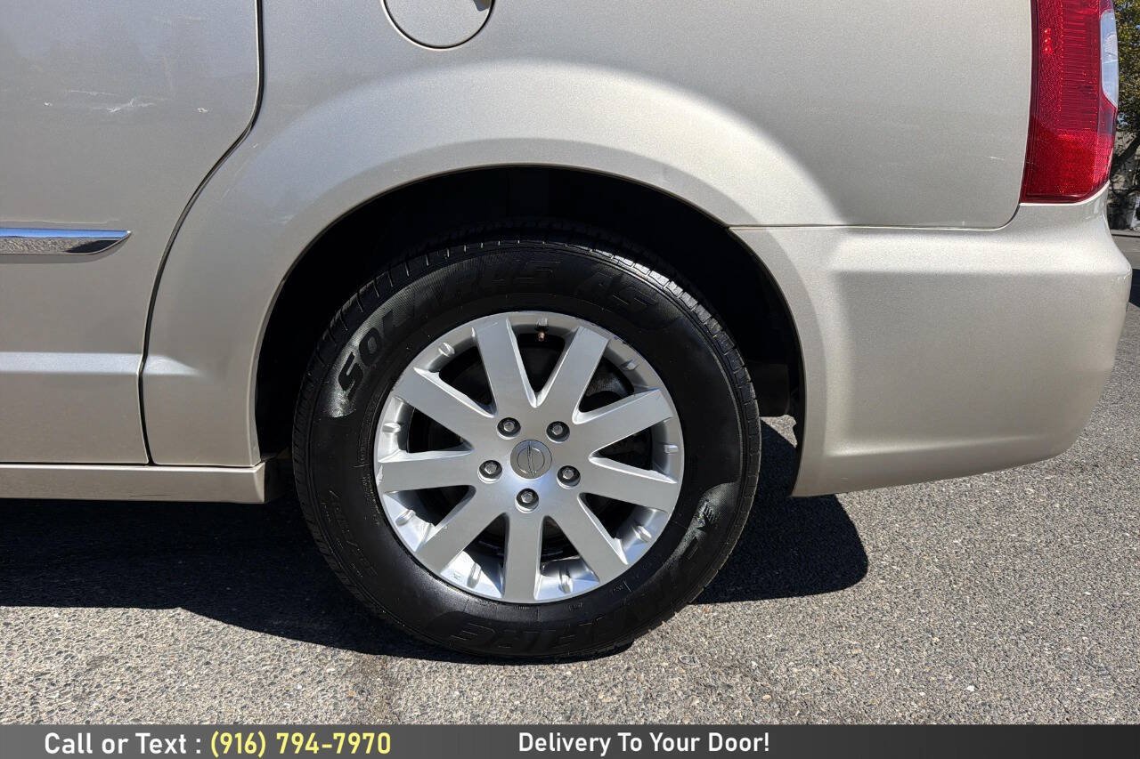 Used 2016 Chrysler Town & Country Touring w/ Driver Convenience Group FWD image 10