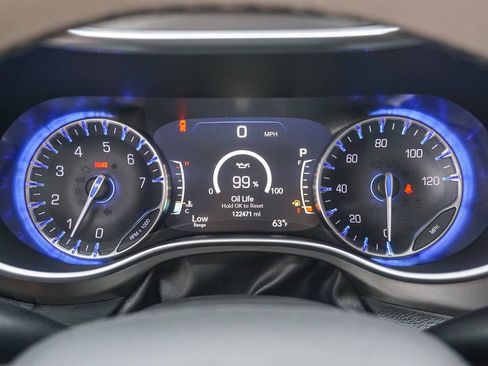 Used 2018 Chrysler Pacifica Limited FWD image 22