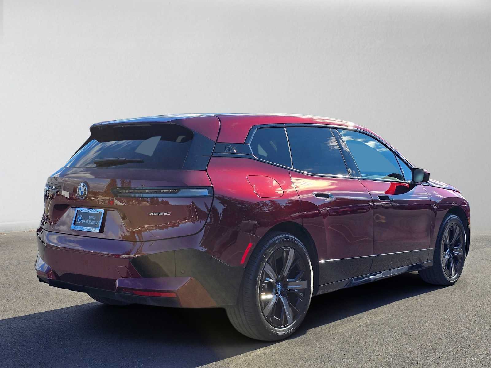 Used 2024 BMW iX xDrive50 w/ Premium Package AWD/4WD image 3