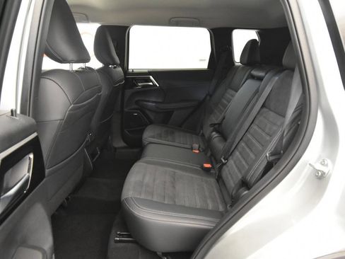 Used 2025 Mitsubishi Outlander SE image 13