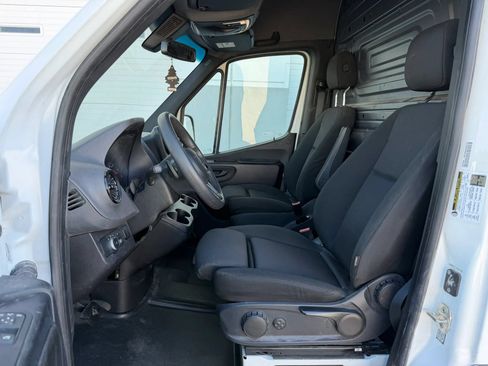 Used 2021 Mercedes-Benz Sprinter 2500 image 9