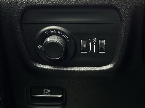 Used 2025 Jeep Grand Cherokee Laredo X RWD image 24