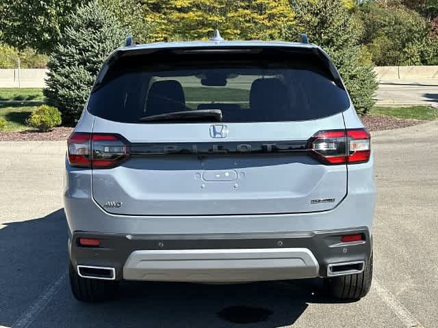 Used 2025 Honda Pilot Touring image 4
