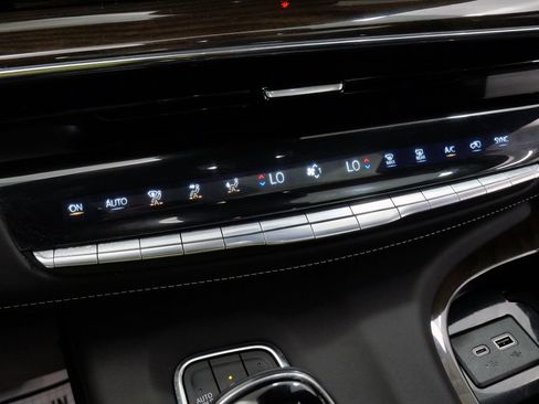 Used 2024 Cadillac Escalade Premium Luxury Platinum AWD/4WD image 31