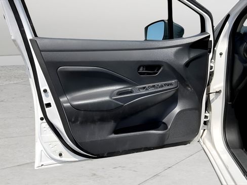 Used 2023 Nissan Versa S FWD image 17
