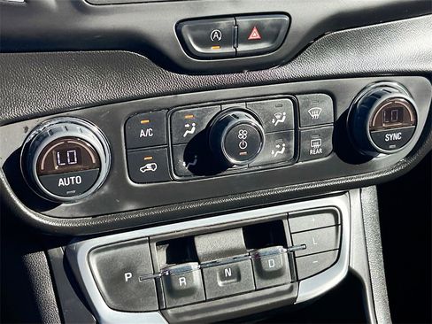 Used 2022 GMC Terrain SLE w/ Driver Convenience Package image 15