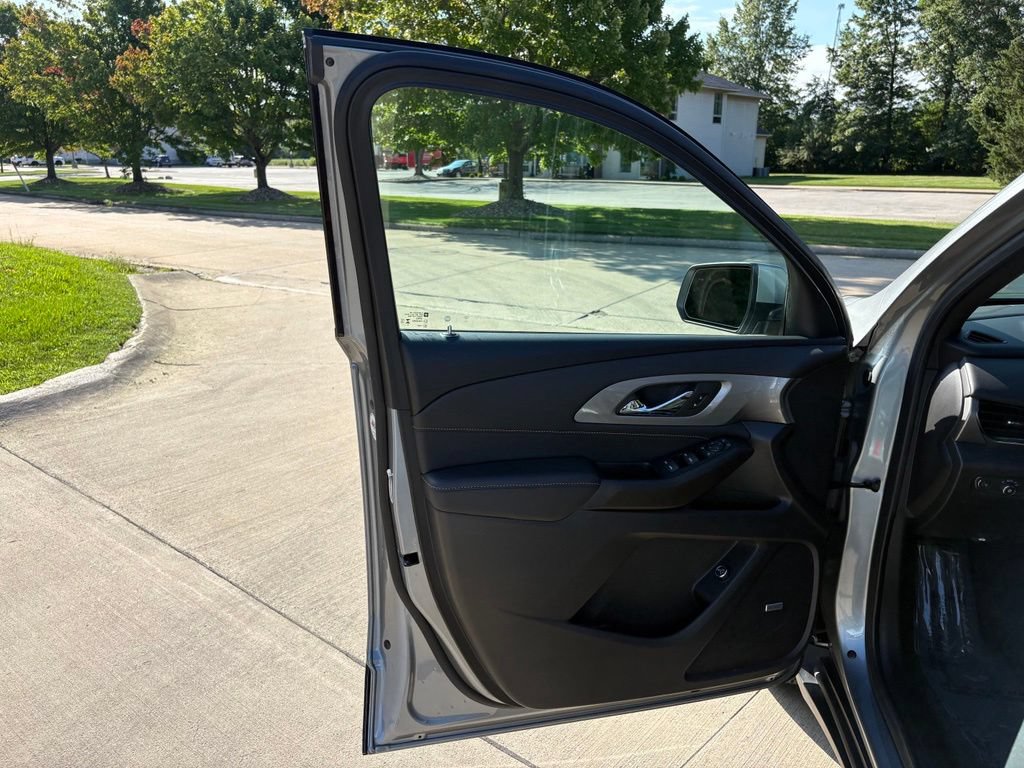 Used 2023 Chevrolet Traverse LT w/ LT Premium Package AWD/4WD image 13