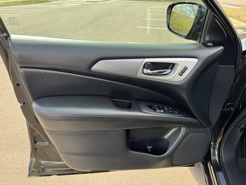 Used 2017 Nissan Pathfinder SL image 7
