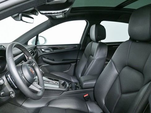 Certified 2025 Porsche Macan image 5