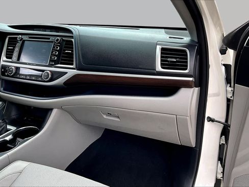 Used 2016 Toyota Highlander Limited Platinum FWD image 18