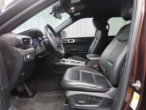 Used 2020 Ford Explorer XLT w/ Equipment Group 202A image 12