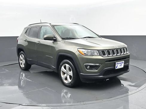Used 2018 Jeep Compass Latitude AWD/4WD image 3