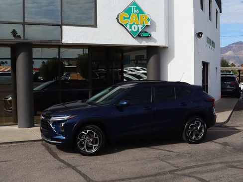 Used 2024 Chevrolet Trax LT w/ Driver Confidence Package image 4