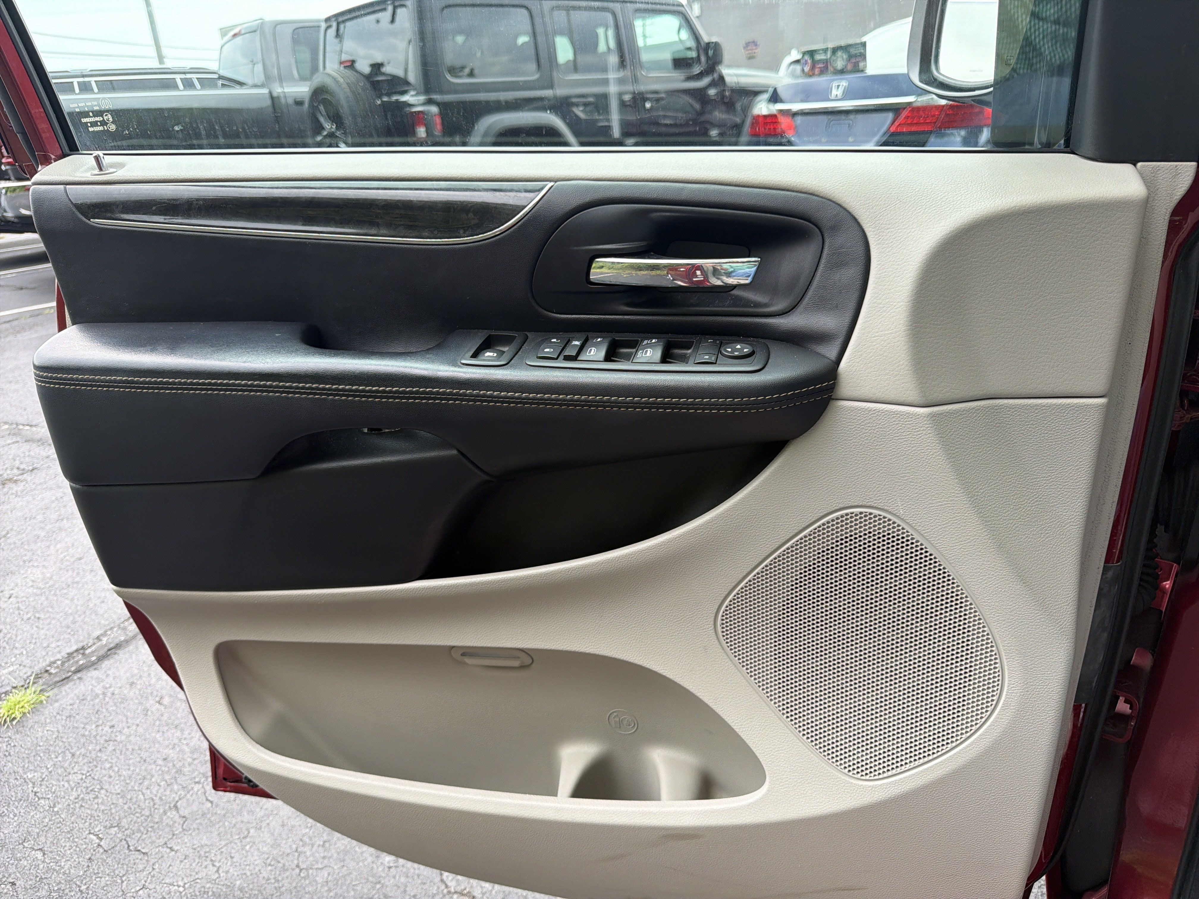 Used 2014 Chrysler Town & Country Touring-L w/ Driver Convenience Group FWD image 20