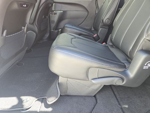 New 2026 Chrysler Pacifica Select image 21