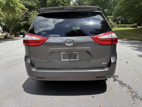 Used 2016 Toyota Sienna XLE FWD image 4