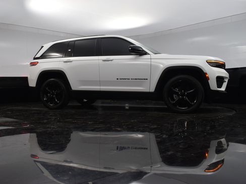 Used 2023 Jeep Grand Cherokee Altitude image 24