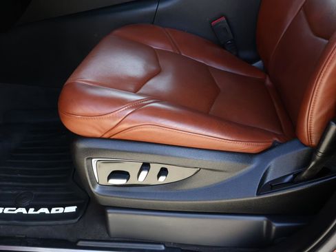 Used 2020 Cadillac Escalade Premium Luxury w/ Escalade Sport Edition image 22