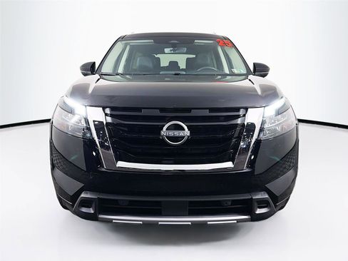 Used 2025 Nissan Pathfinder SL AWD/4WD image 2