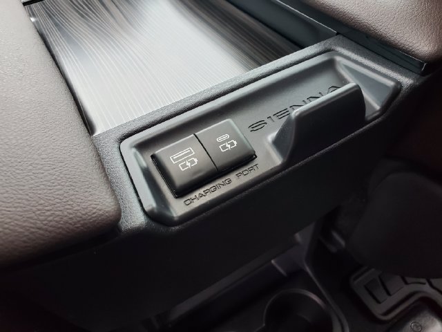Used 2024 Toyota Sienna Platinum FWD image 12