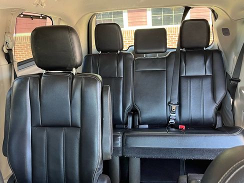 Used 2011 Chrysler Town & Country Touring-L image 30