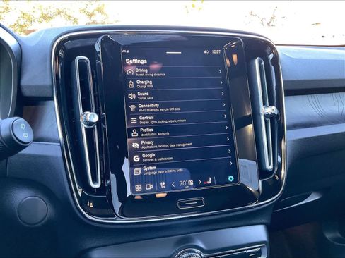 Used 2023 Volvo XC40 Recharge Plus image 39