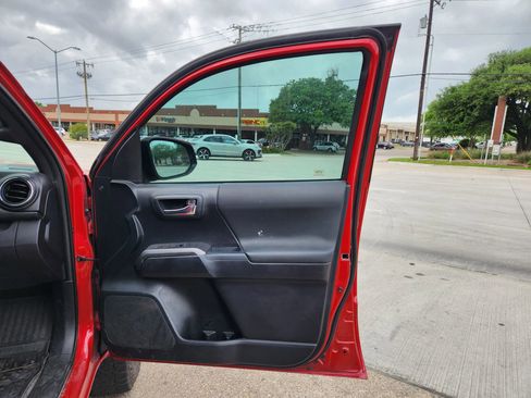 Used 2016 Toyota Tacoma TRD Sport w/ Towing Package image 15