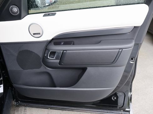 New 2025 Land Rover Discovery Metropolitan Edition image 25