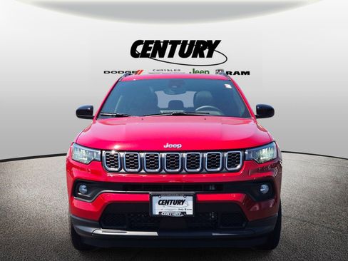 Used 2025 Jeep Compass Latitude w/ Sun & Sound Group AWD/4WD image 9