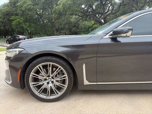 Used 2021 BMW 740i w/ Premium Package RWD image 7