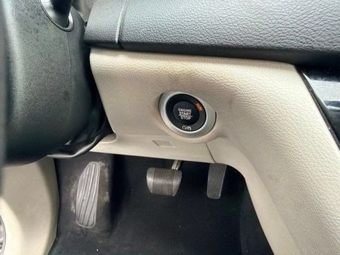Used 2023 Chrysler Pacifica Touring-L FWD image 18