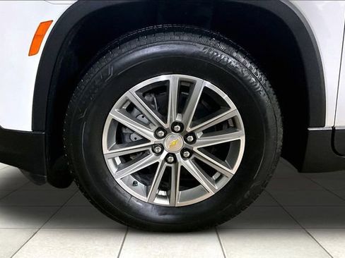 Used 2023 Chevrolet Traverse LT image 9