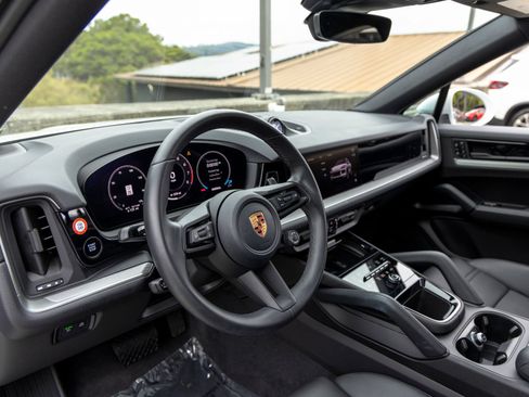 Certified 2026 Porsche Cayenne Coupe AWD/4WD image 4