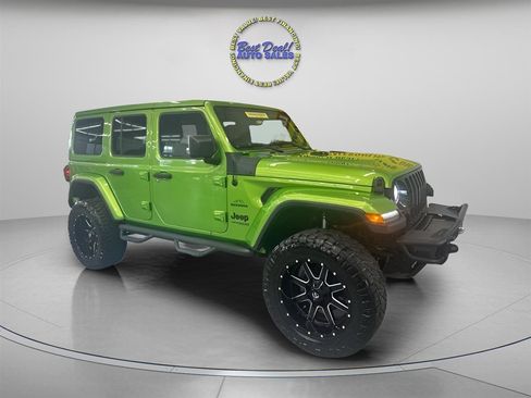 Used 2019 Jeep Wrangler Unlimited Sahara w/ Uconnect 4C Nav & Sound Group AWD/4WD image 4