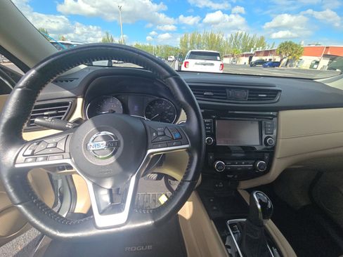 Used 2020 Nissan Rogue SV w/ Premium Package image 14